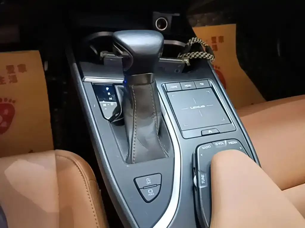 Lexus UX — фото 4