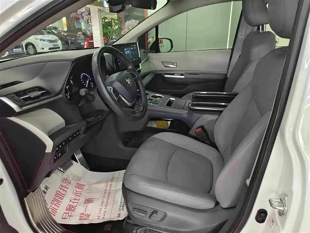 Toyota Granvia — фото 4