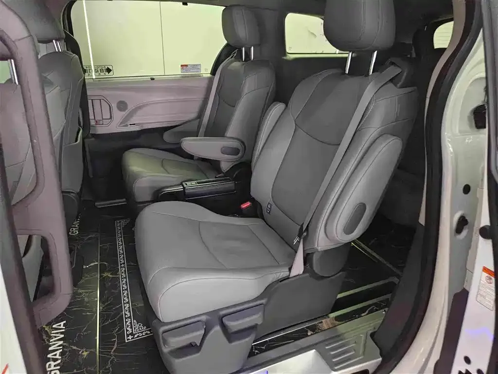 Toyota Granvia — фото 2