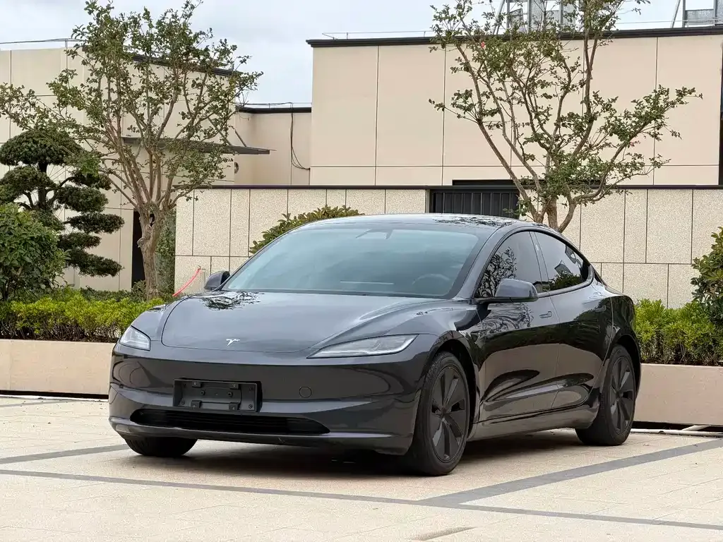 Tesla Model 3 — фото 1