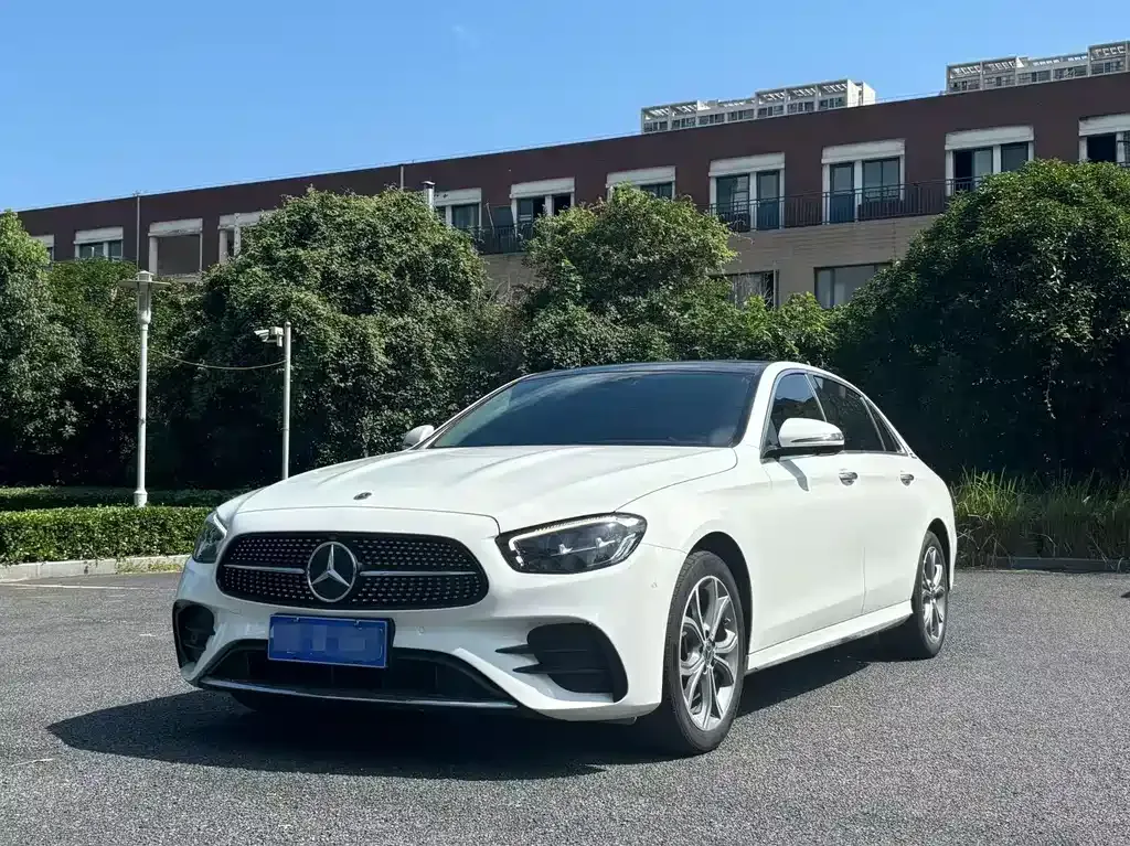 Mercedes-Benz E-Class — фото 1