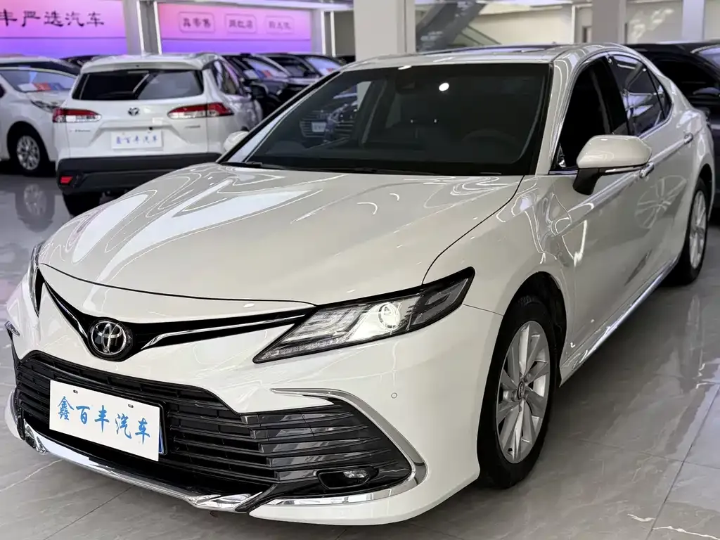 Toyota Camry — фото 1