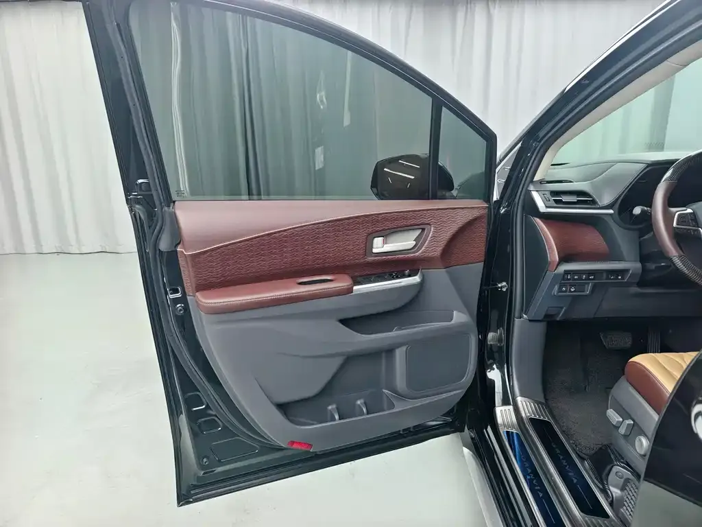 Toyota Granvia — фото 6