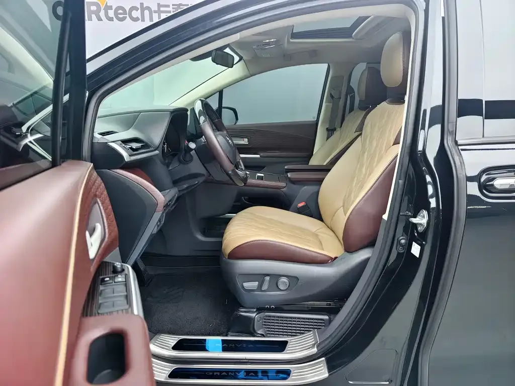 Toyota Granvia — фото 9
