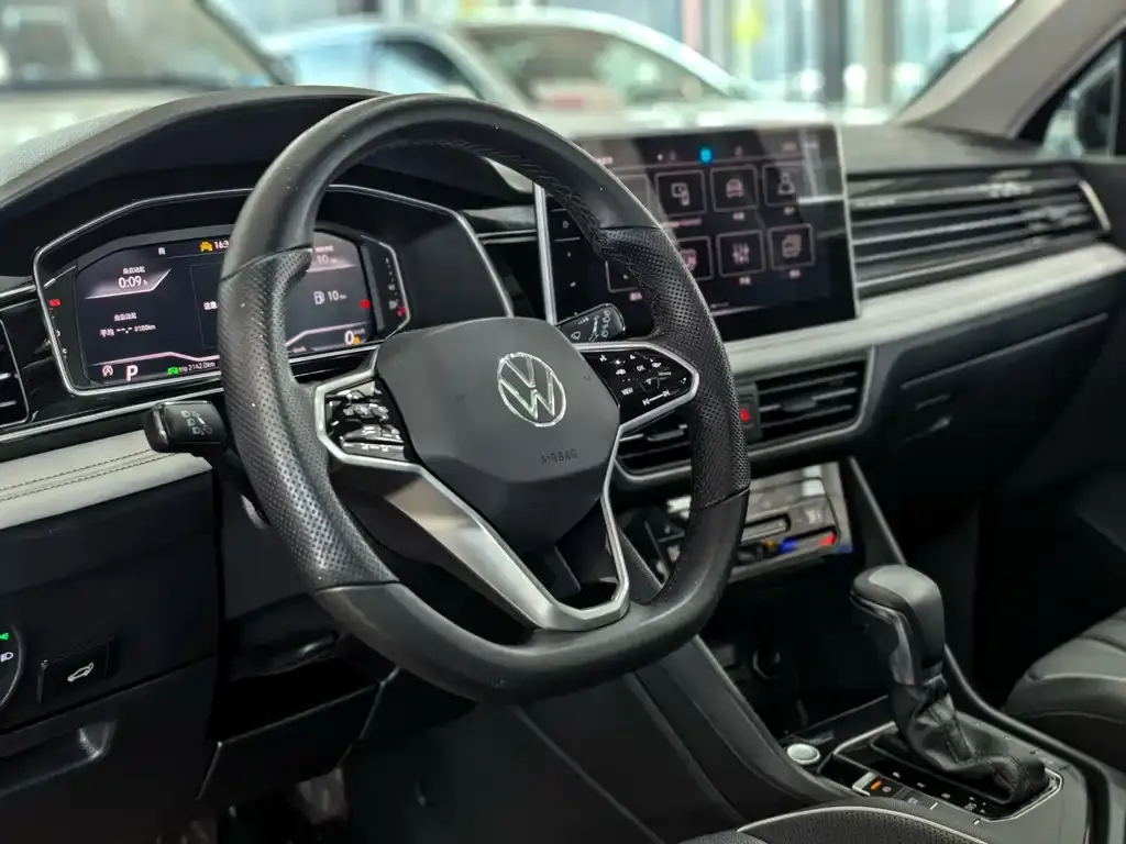 Volkswagen Tiguan L — фото 4