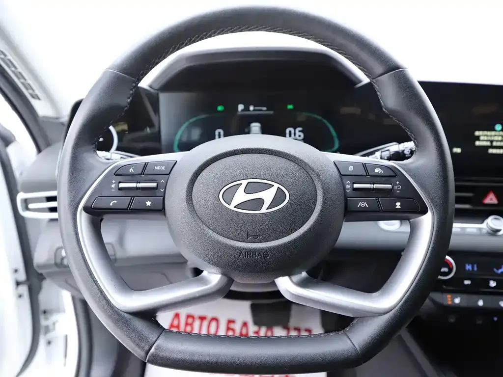 Hyundai Elantra — фото 3