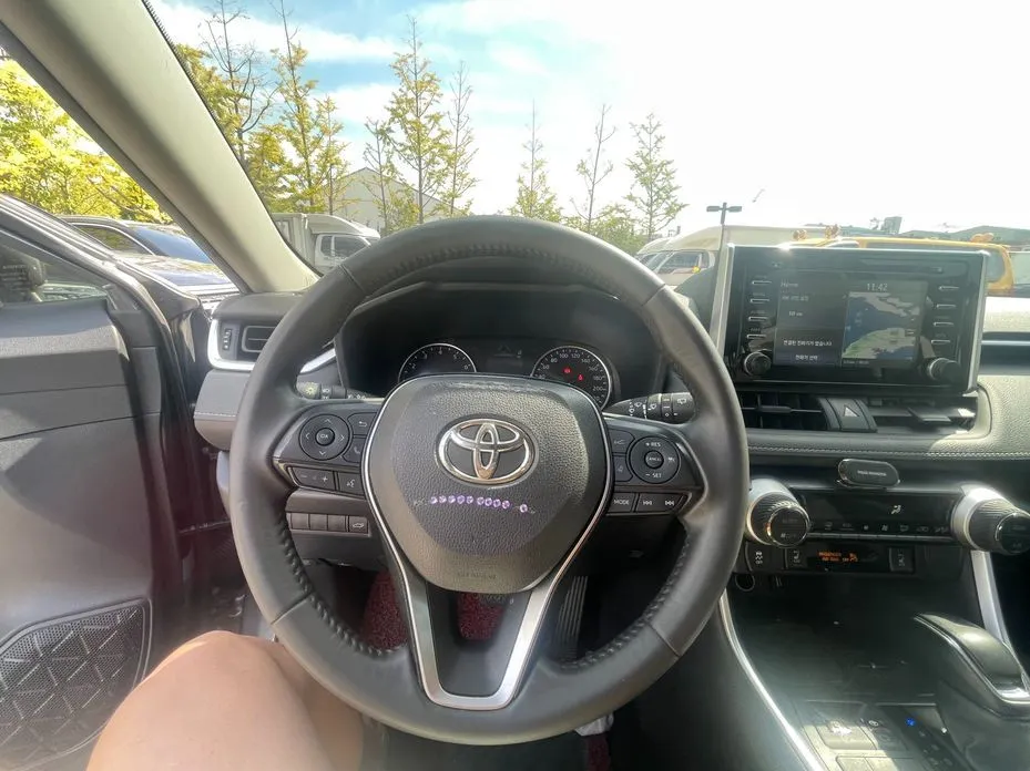 Toyota RAV4 — фото 8