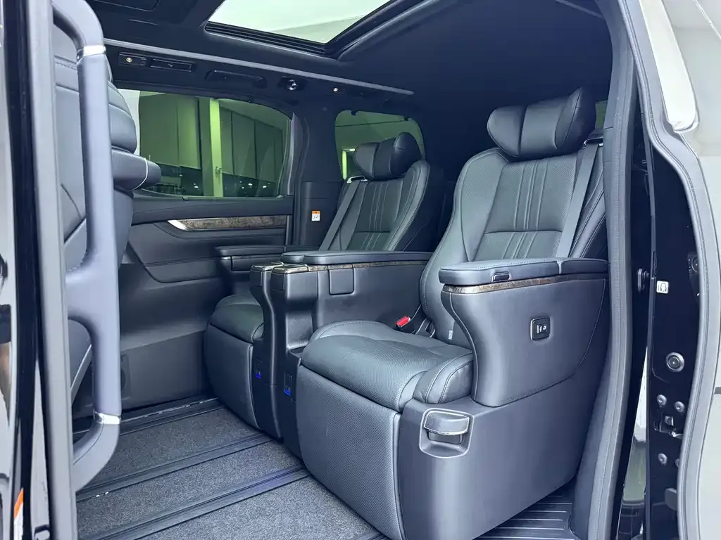 Toyota Alphard — фото 4