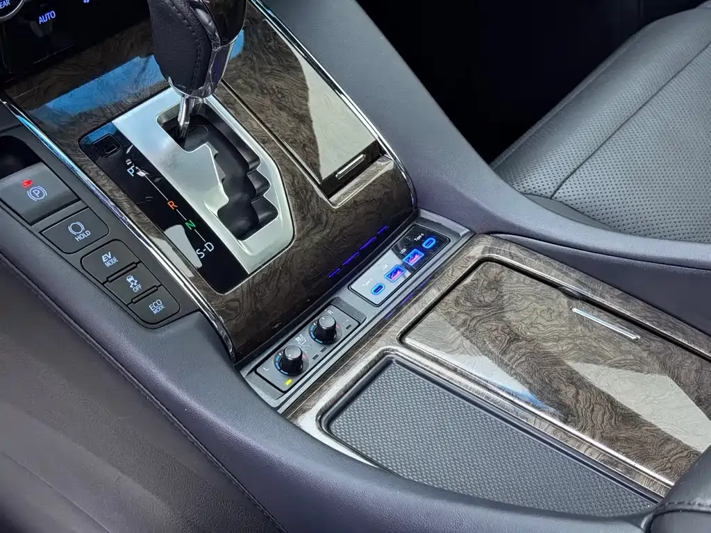 Toyota Alphard — фото 8