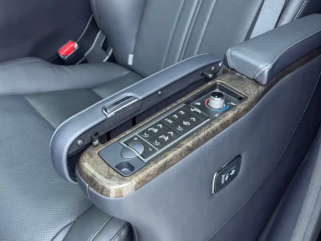 Toyota Alphard — фото 9