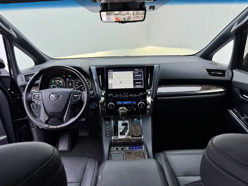 Toyota Alphard — фото 2