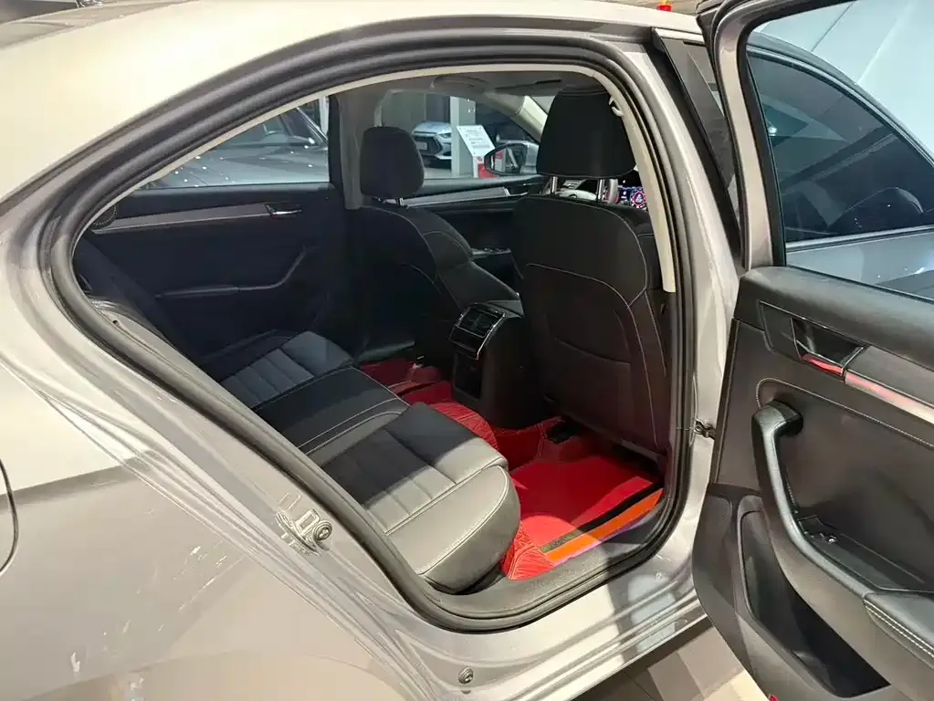 Skoda Superb — фото 8