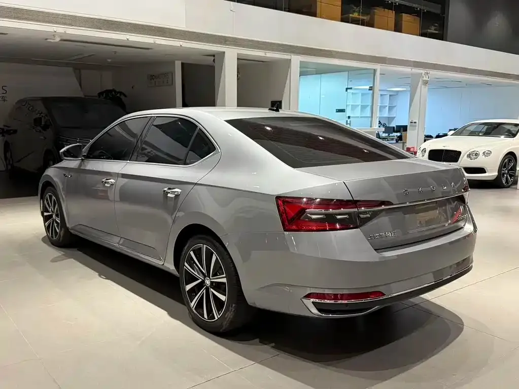 Skoda Superb — фото 7