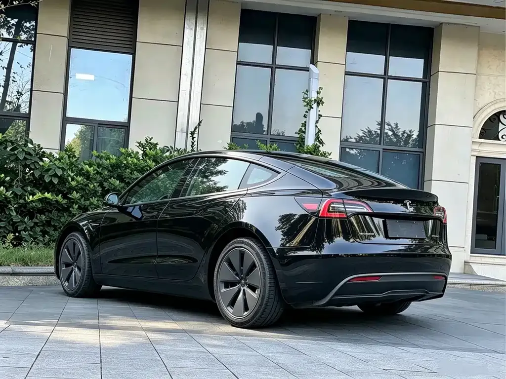 Tesla Model 3 — фото 9