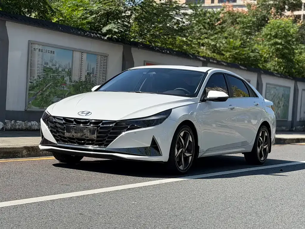 Hyundai Elantra — фото 1