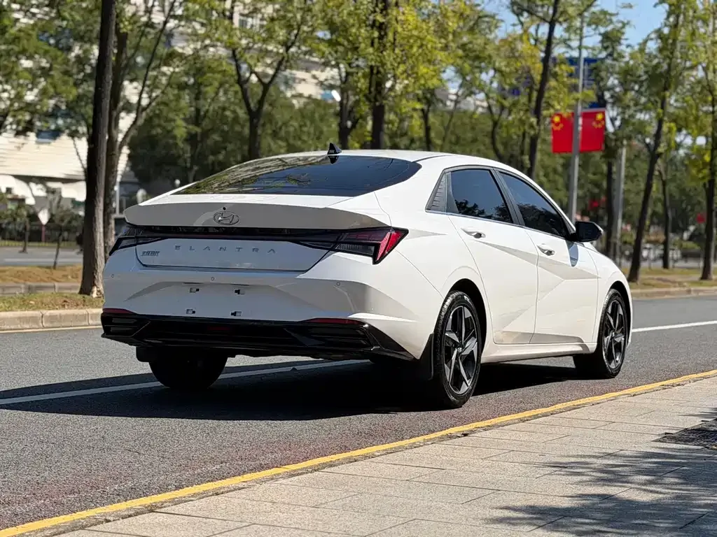 Hyundai Elantra — фото 3
