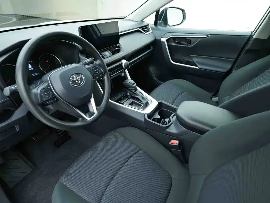 Toyota RAV4 — фото 7