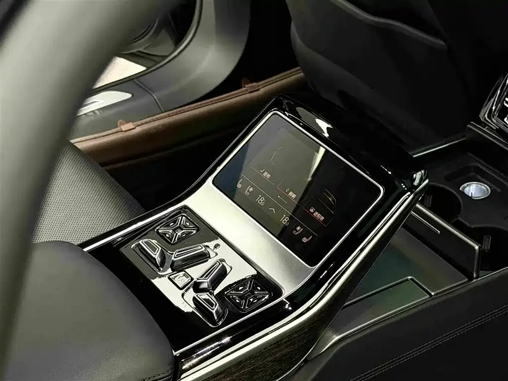 Audi A8 — фото 8
