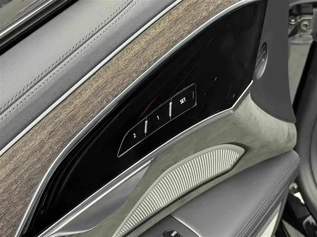Audi A8 — фото 10