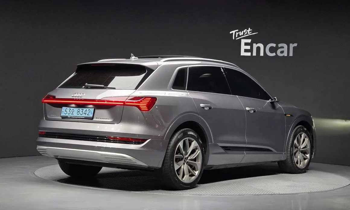 Audi e-tron — фото 3