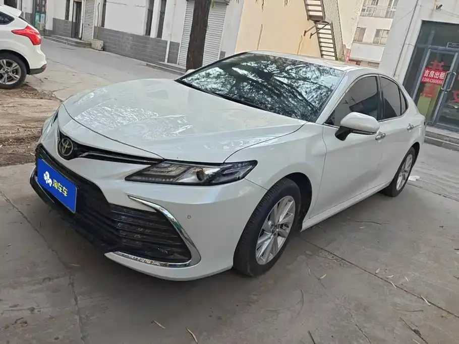 Toyota Camry — фото 1