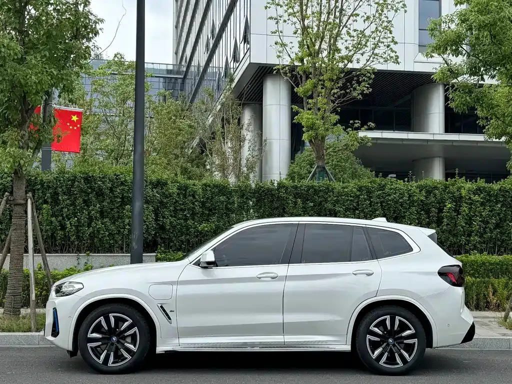 BMW iX3 — фото 10
