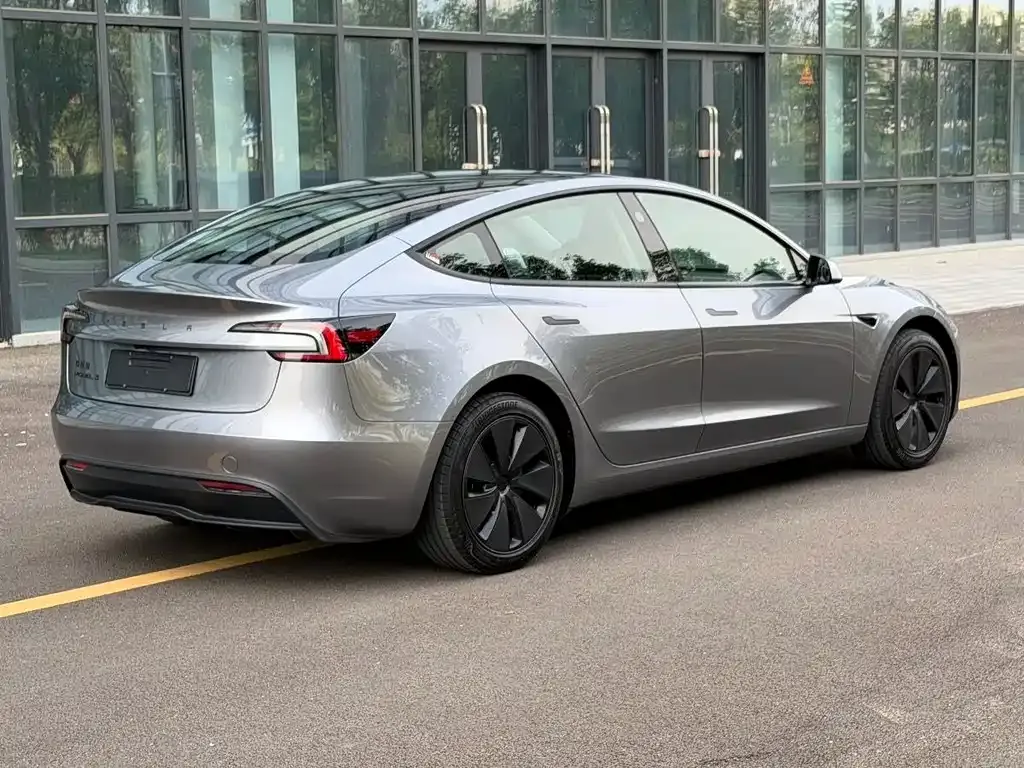 Tesla Model 3 — фото 10