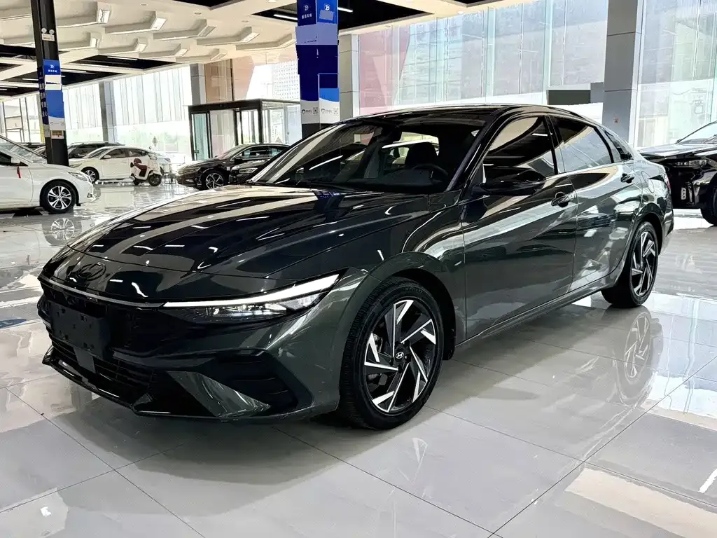 Hyundai Elantra — фото 1