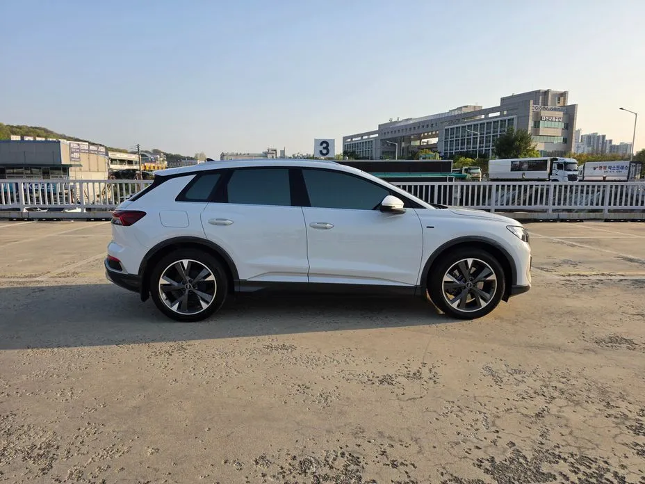Audi Q4 e-tron — фото 2