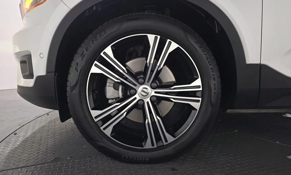 Volvo XC40 — фото 10