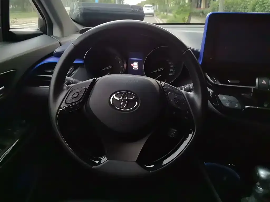 Toyota C-HR — фото 2