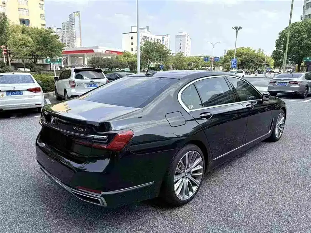 BMW 7 Series — фото 8