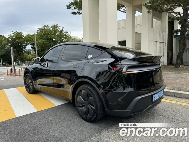 Tesla Model Y — фото 10