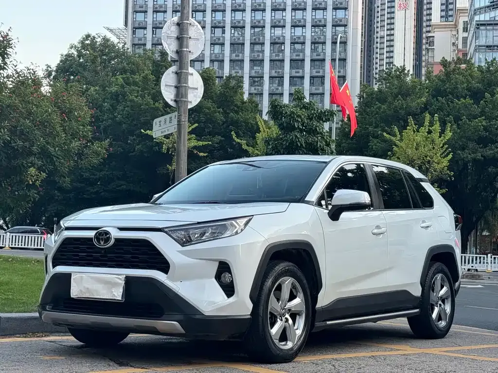 Toyota RAV4 — фото 1