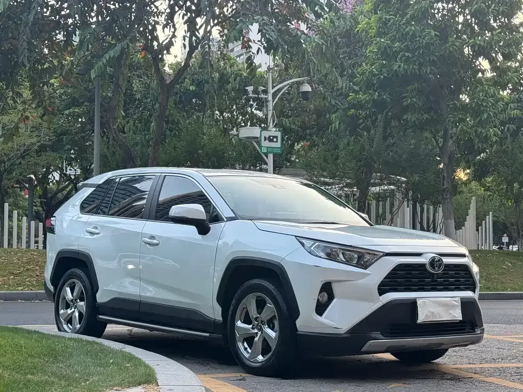 Toyota RAV4 — фото 8