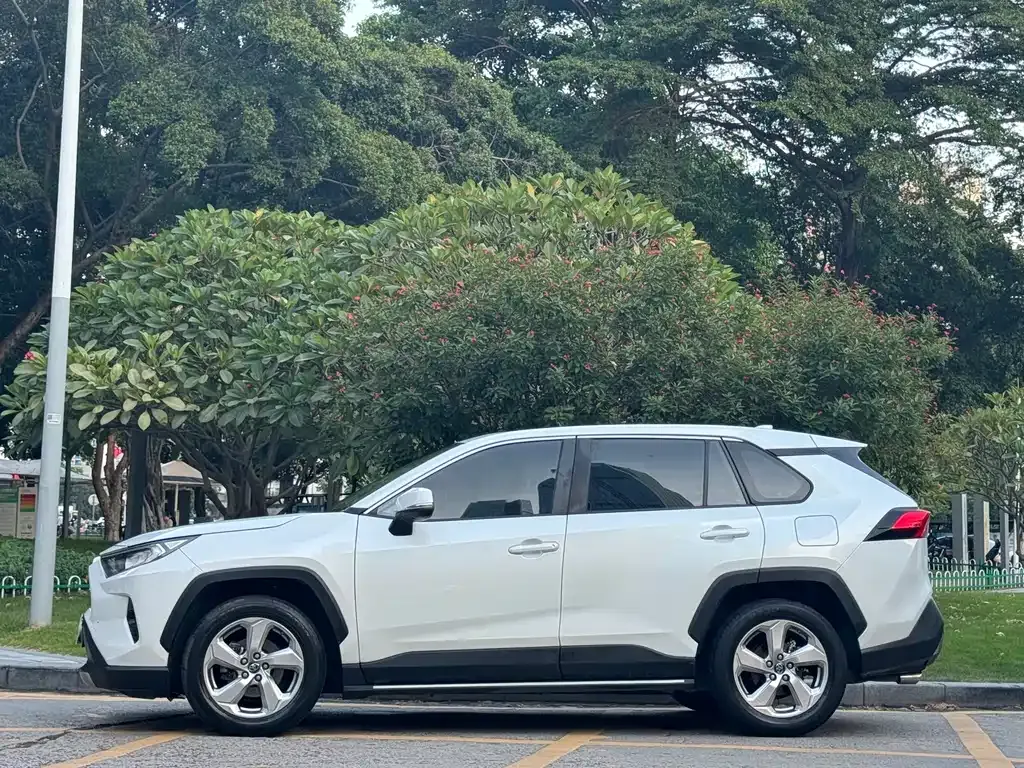 Toyota RAV4 — фото 10