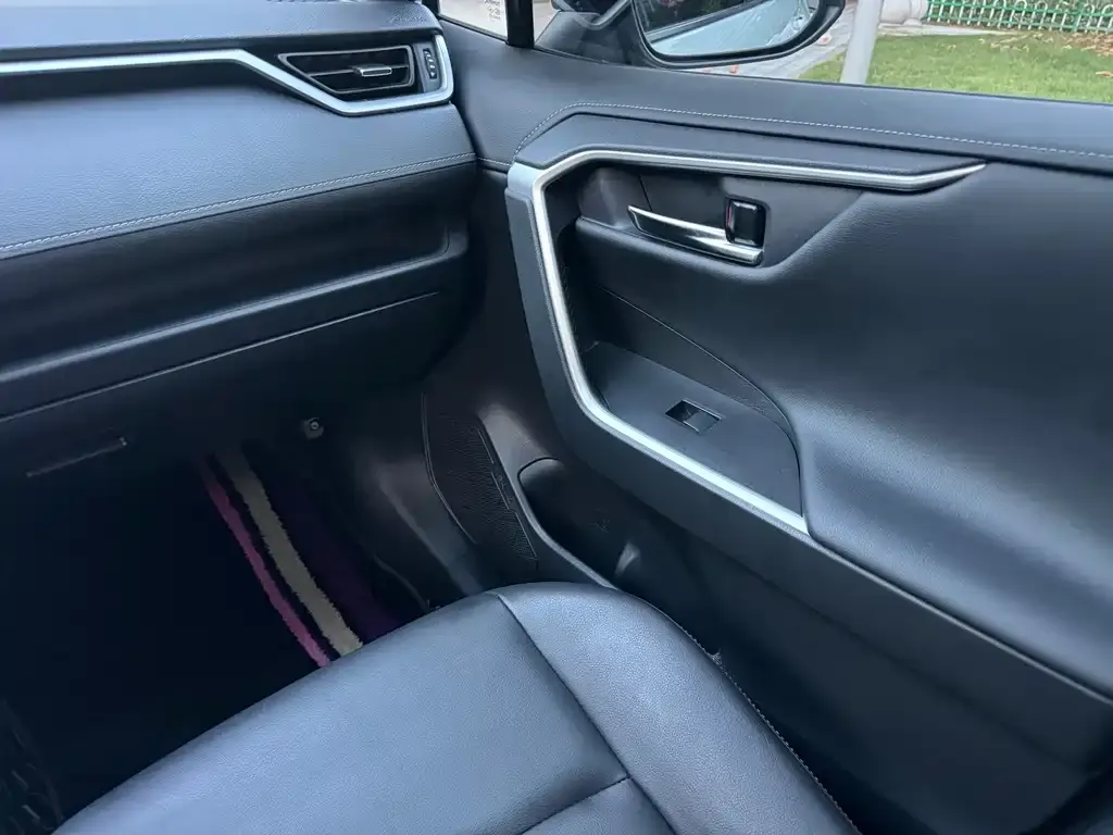 Toyota RAV4 — фото 3