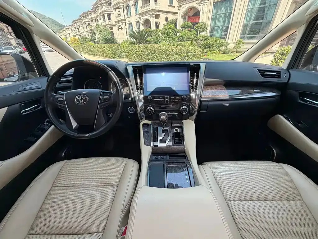 Toyota Vellfire — фото 10