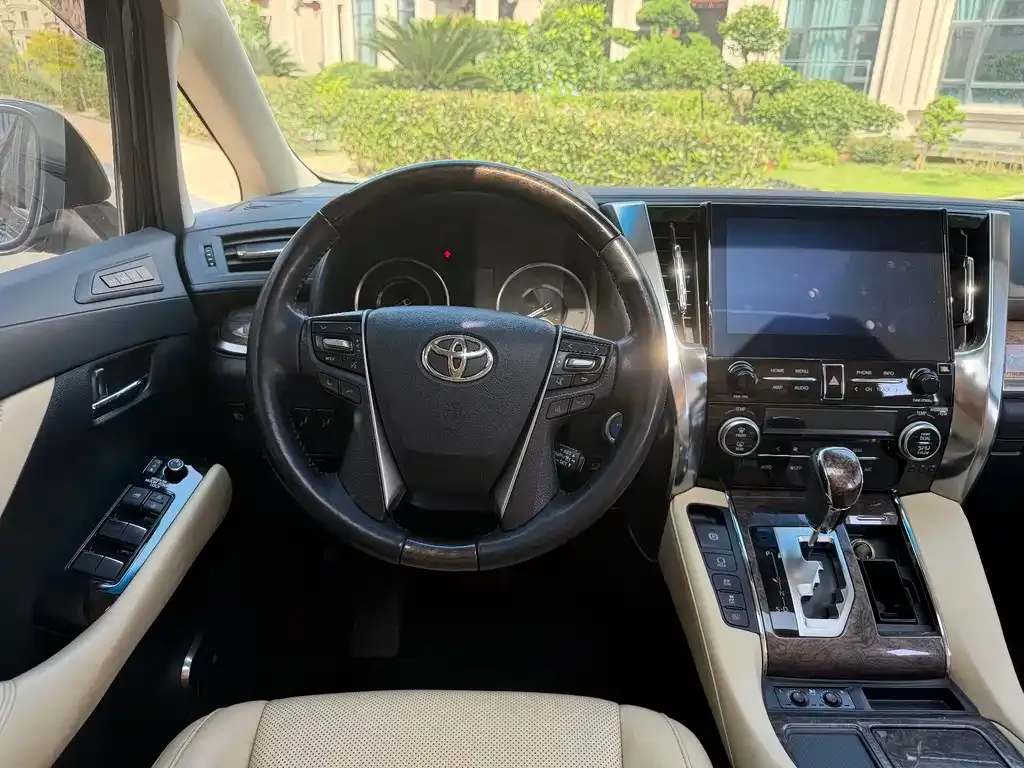 Toyota Vellfire — фото 6