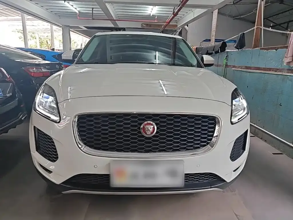 Jaguar E-PACE — фото 10