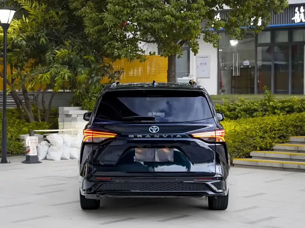 Toyota Granvia — фото 8