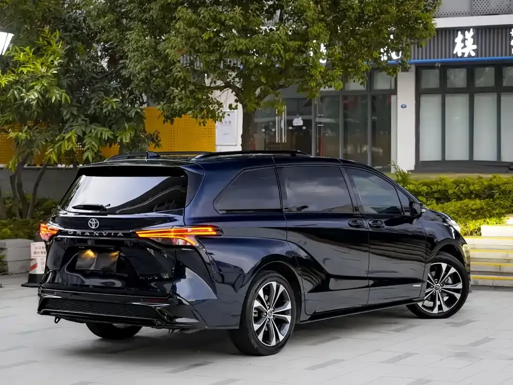 Toyota Granvia — фото 7