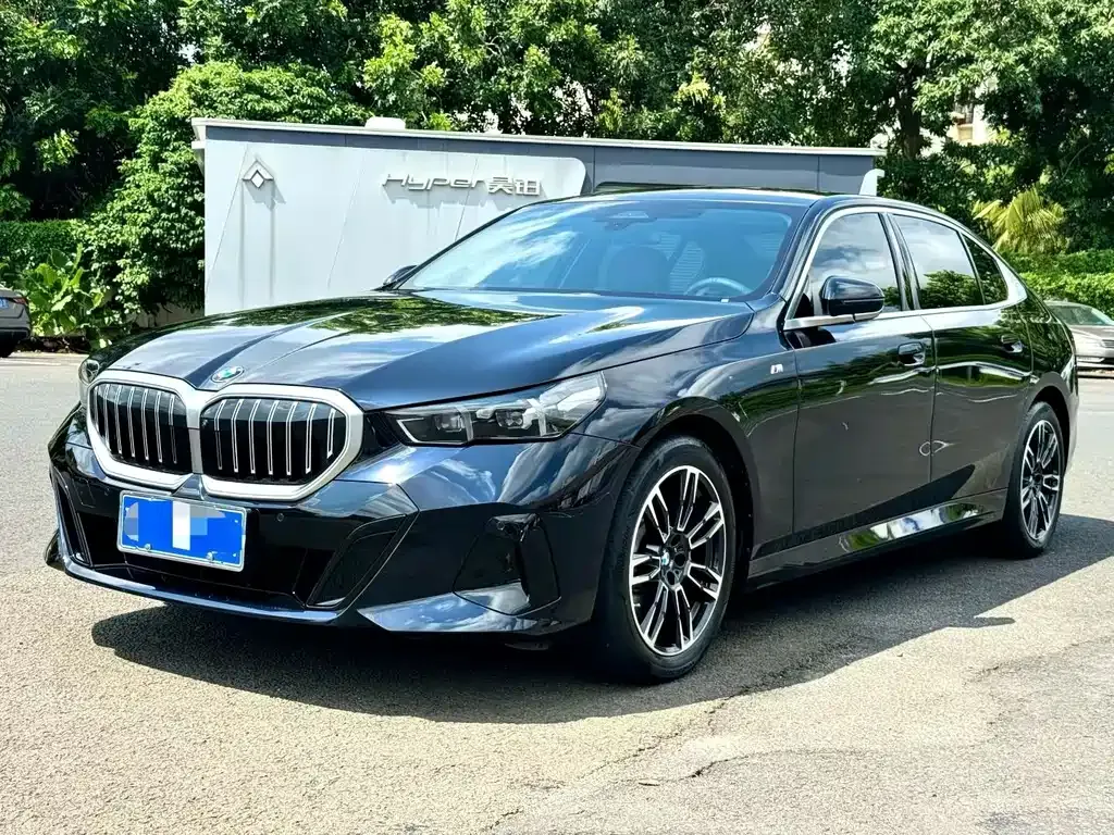 BMW 5 Series — фото 1