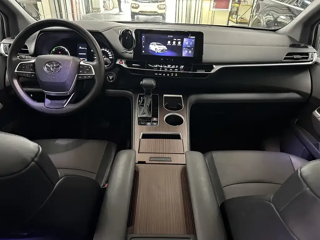 Toyota Granvia — фото 3