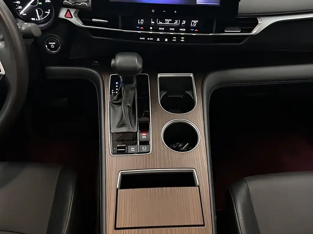 Toyota Granvia — фото 2
