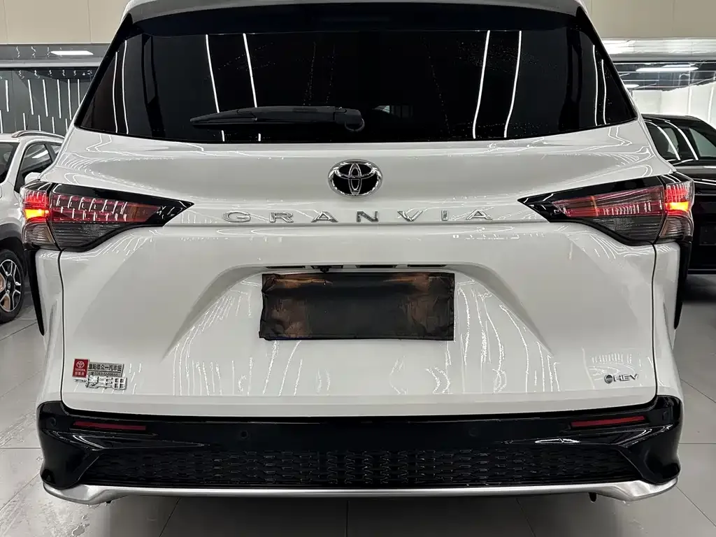 Toyota Granvia — фото 5
