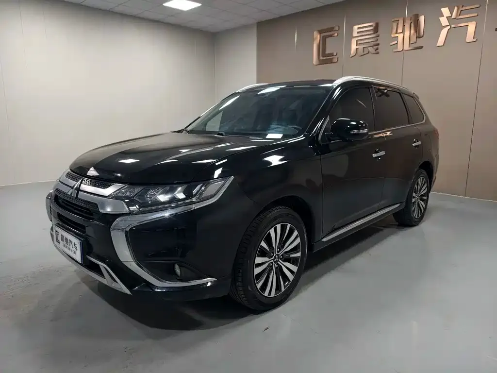 Mitsubishi Outlander — фото 1