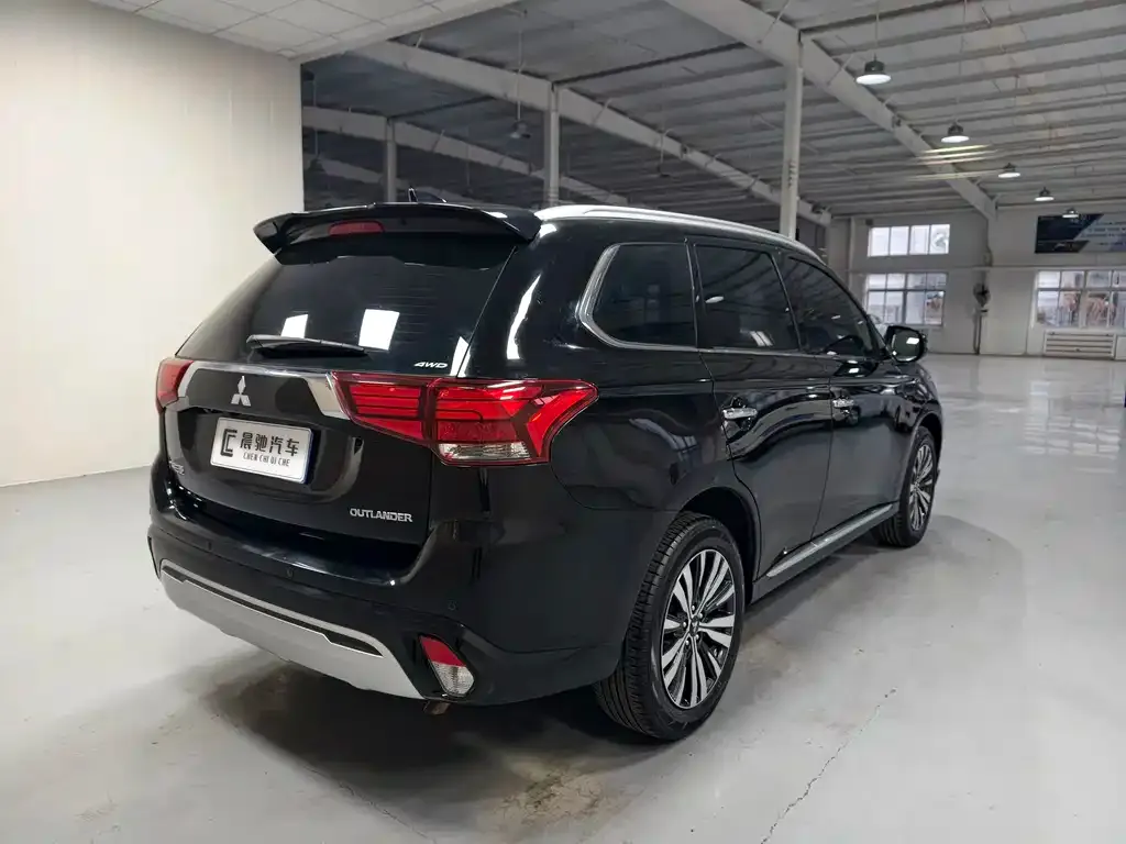 Mitsubishi Outlander — фото 9