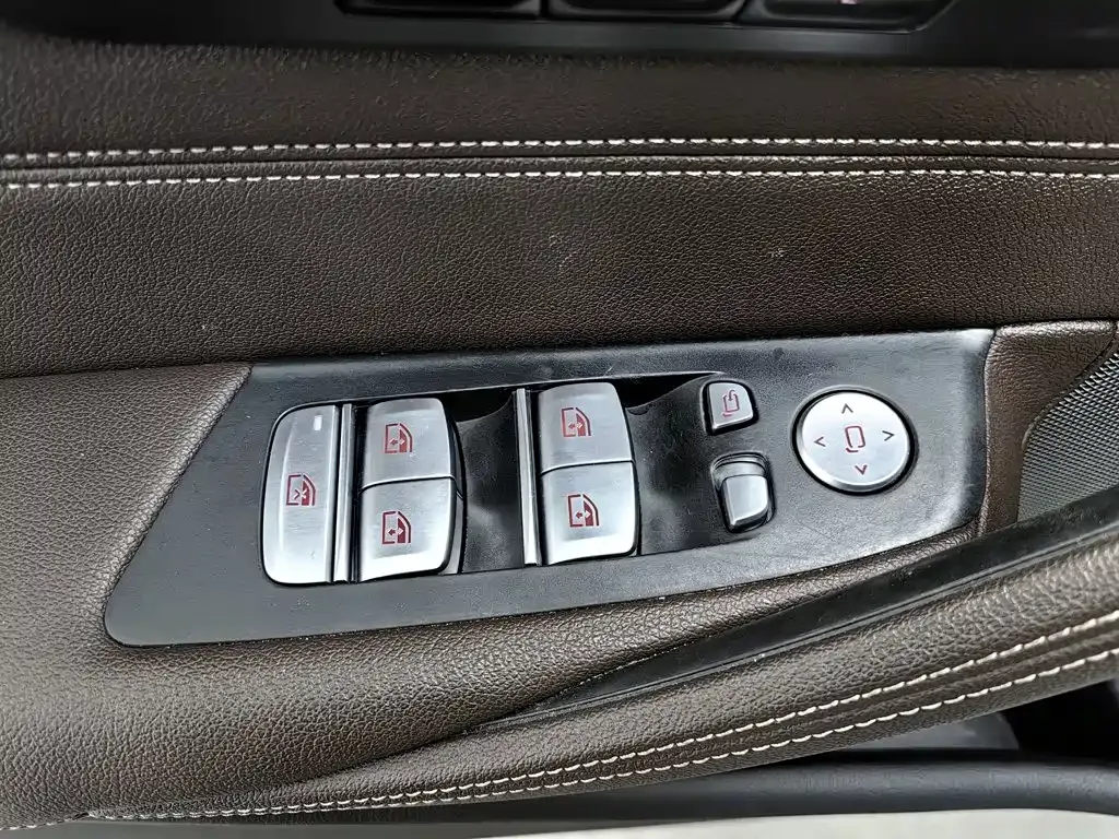 BMW 5 Series — фото 10