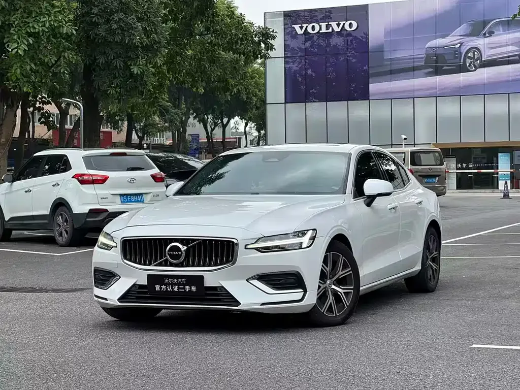 Volvo S60 — фото 1